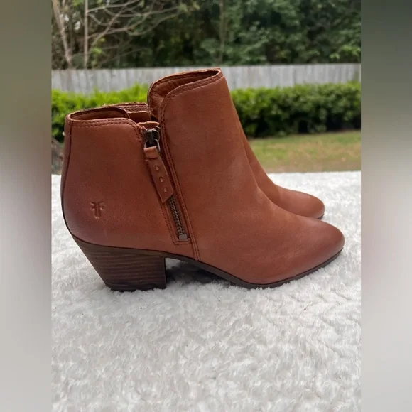 EUC FRYE Double Zip Cognac Heeled Judith Ankle Booties Leather Size 8 - Picture 2 of 11